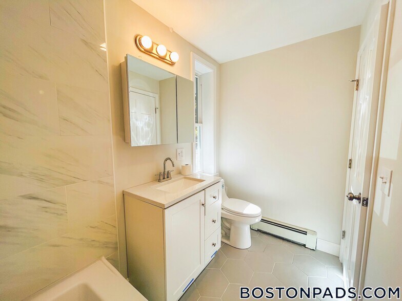 Building Photo - 27 Waverly St