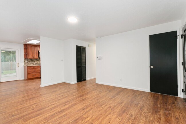 Building Photo - Remodeled Tacoma Duplex with Solar Panels & Fenced Yard **$500 OFF FIRST MONTHS RENT**