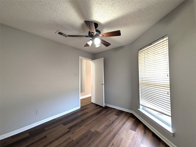 Building Photo - 323 Teakwood Ln