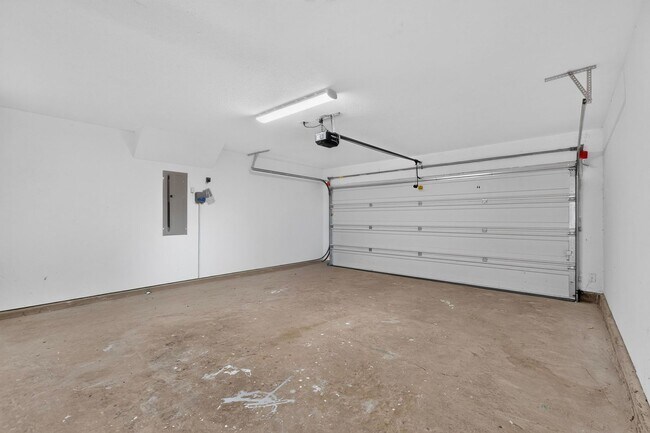 Building Photo - Spacious Renovation Ready To Be Called Home!!!