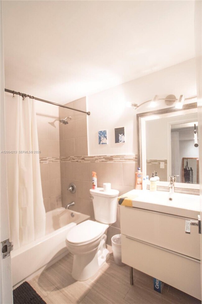 Building Photo - 801 Brickell Bay Dr