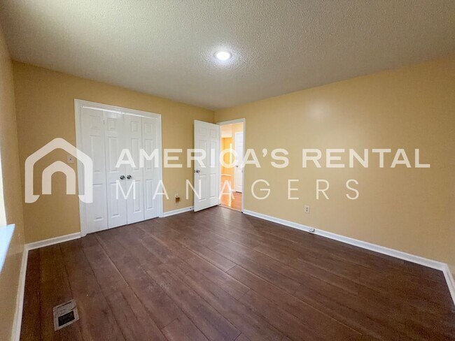 Building Photo - Modern 3BR/2BA – Easy Commute to Downtown!