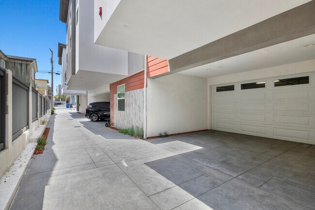 Building Photo - 2415 Carnegie Ln