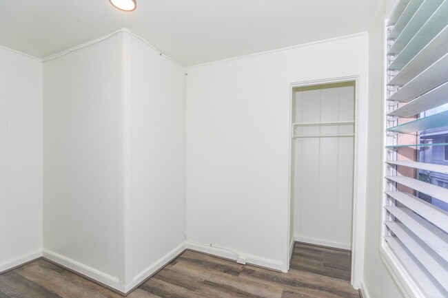 Building Photo - Renovated, upstairs, 2 bedroom 1 bath with...