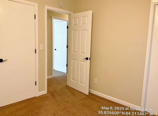 Building Photo - ** ~~ Beautiful 3 bedroom 2 bath house in ...
