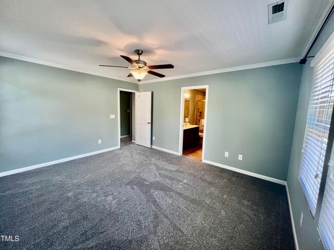 Building Photo - 4 Bedroom, 3 Full Bath End Unit Townhome i...