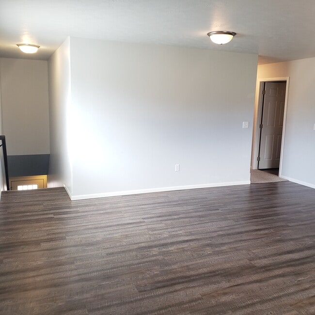 Building Photo - 412 N Sioux Blvd