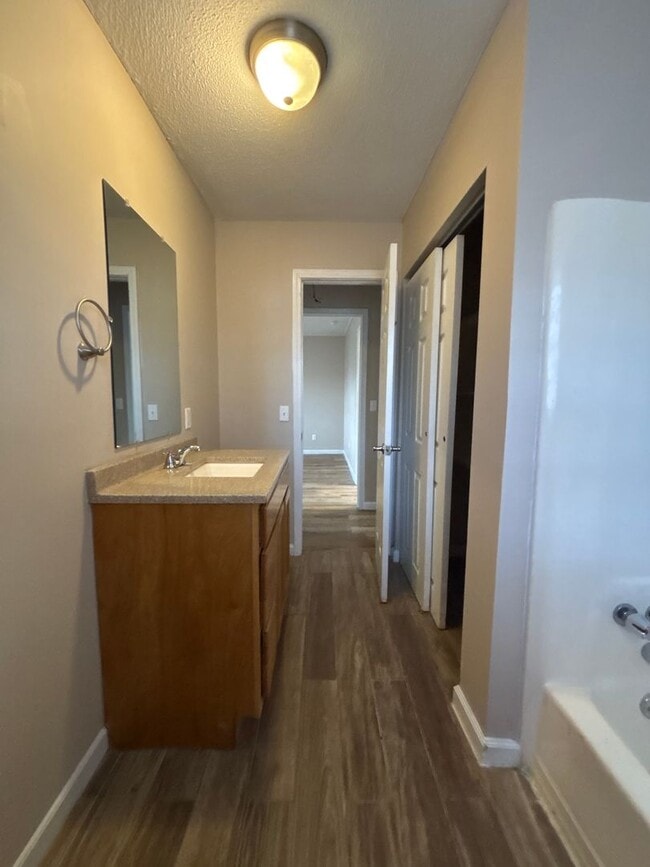 Building Photo - New Listing!