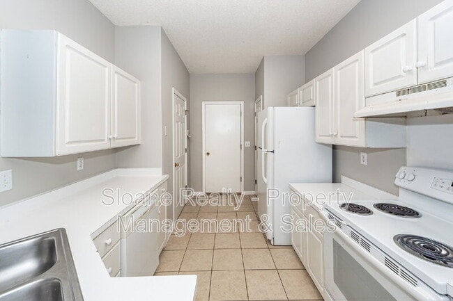 Building Photo - 1584 Kentwood Cir