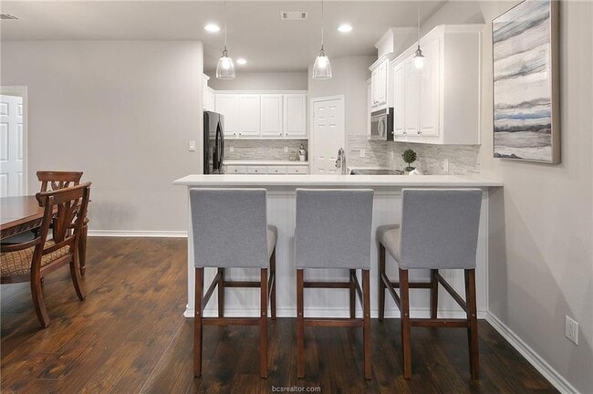 Building Photo - 200 Karten Ln