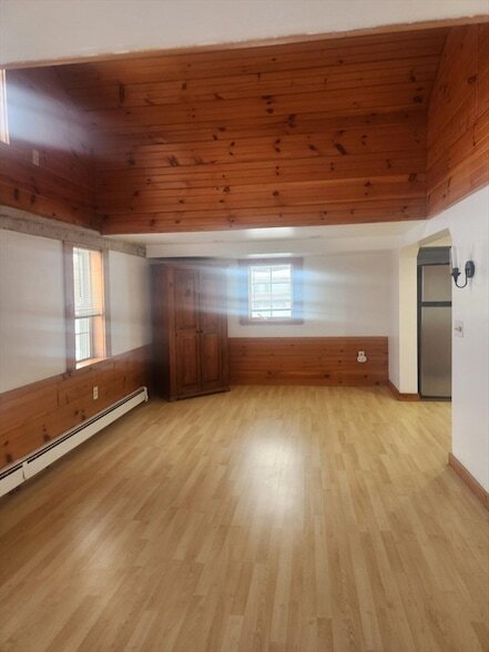 Building Photo - 92 Main St