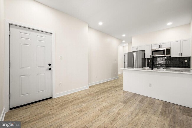 Building Photo - 441 S 61st St