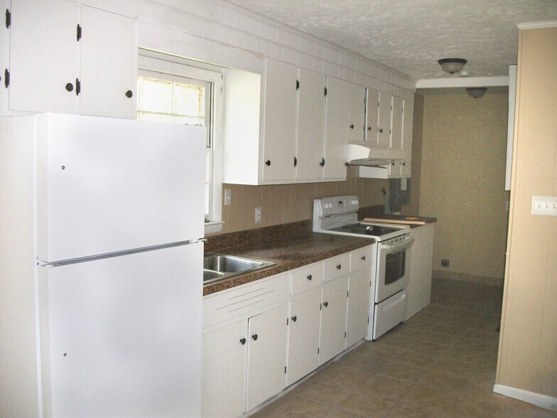 Building Photo - 2051 Martin Luther King Dr Lumberton, NC 28358