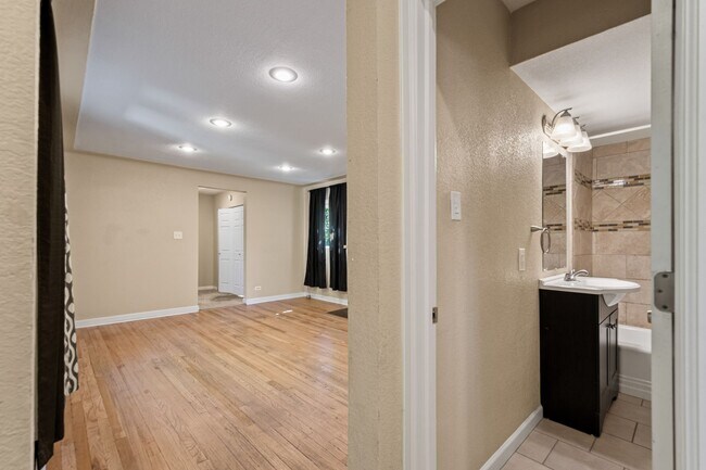Building Photo - Fantastic Home in City Park North - Has it...