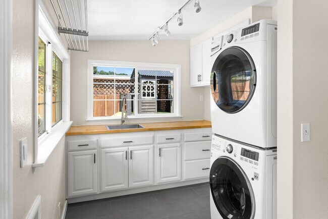 Building Photo - Beautiful Duplex In Highly Desirable San Rafael!