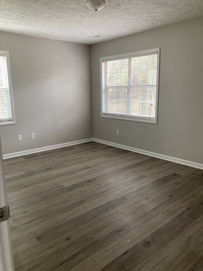 Building Photo - Newly Renovated 2 Bedroom Home!!