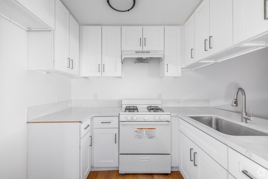 2BR, 1BA - 711SF - Kitchen - 2763 San Marino