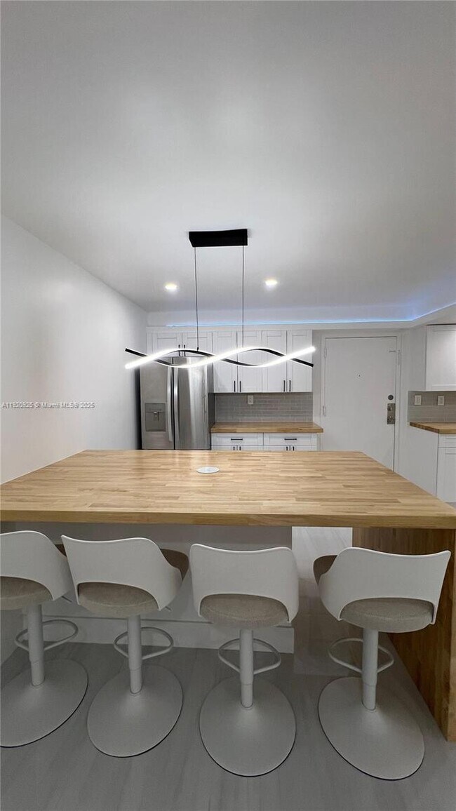 Building Photo - 9686 Fontainebleau Blvd