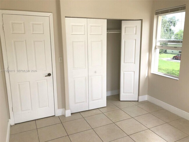 Building Photo - 12124 NE 5th Ave