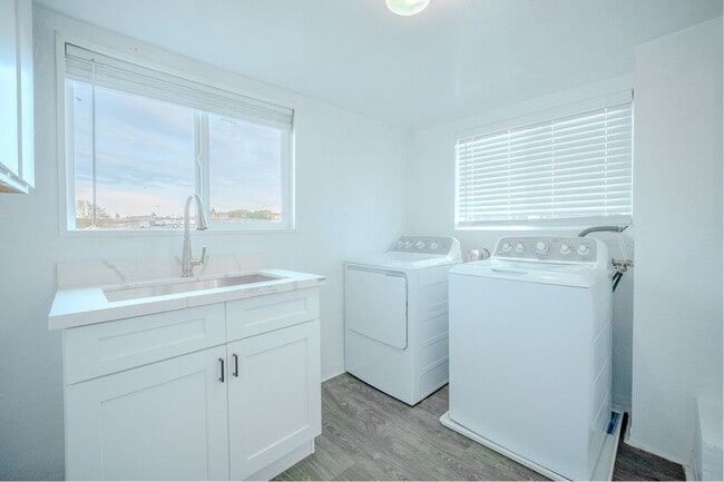 Building Photo - Duplex upper unit in Central District - 508