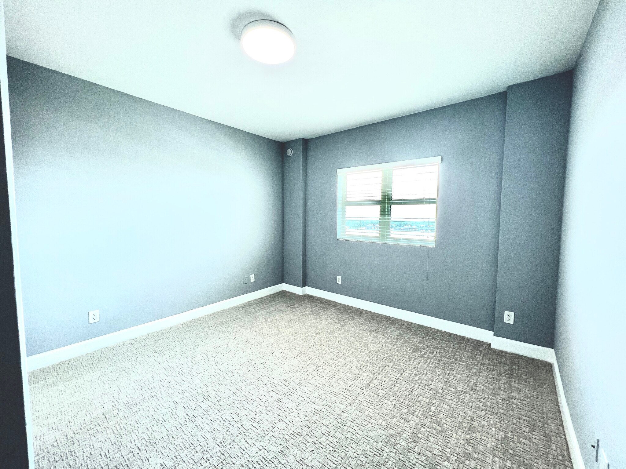 Building Photo - 14951 Royal Oaks Ln