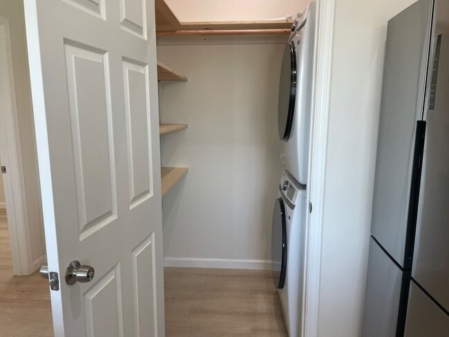Building Photo - 1 Month Free! Luxury 4 Bedroom Home in Echo Park!