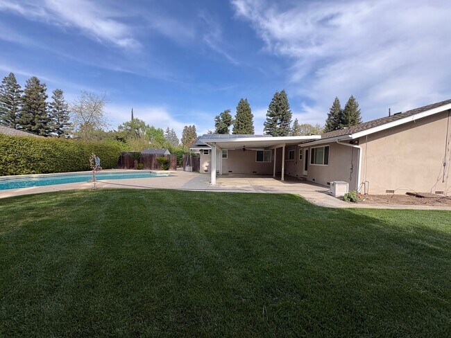 Building Photo - NW Visalia Home Near Country Club Available Now! *Private Showing Only*