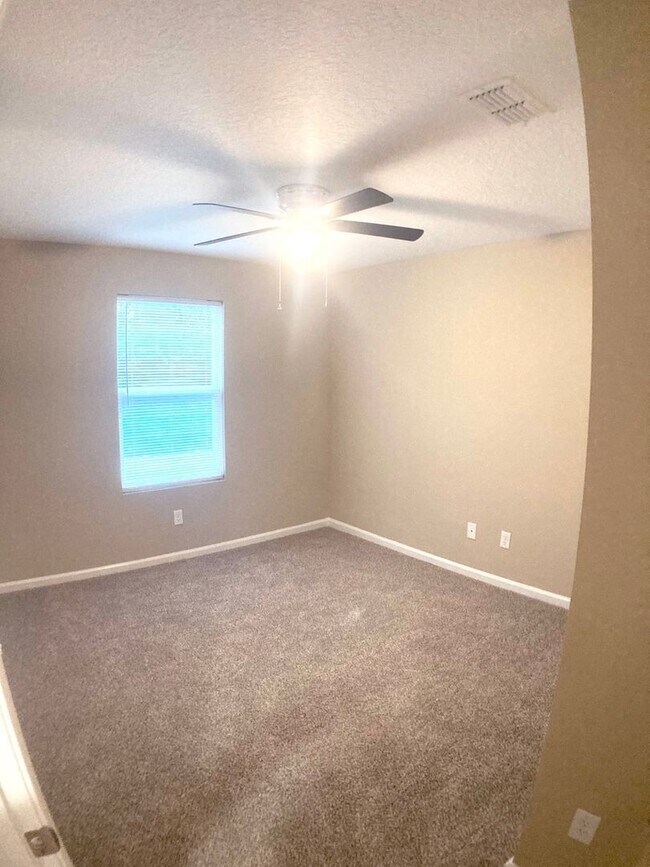 Building Photo - Roomy 3BR Home in NW Jacksonville – 2.5 Ba...