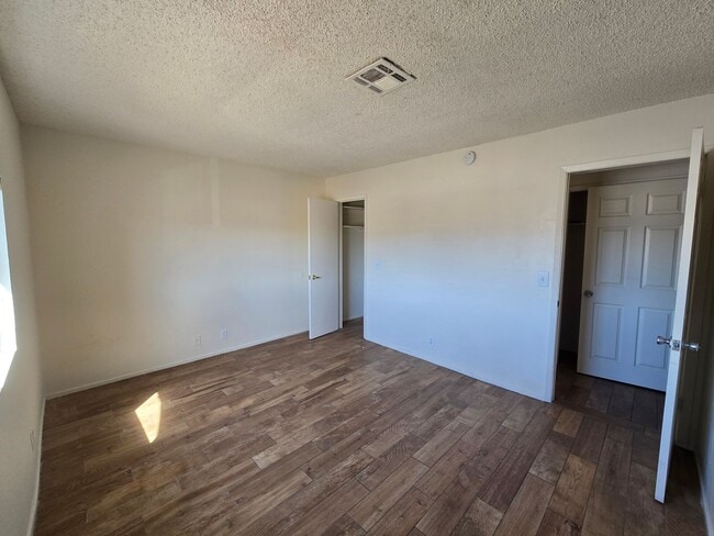 Building Photo - A nice & cozy 1-bedroom, 1-bathroom upstairs condo