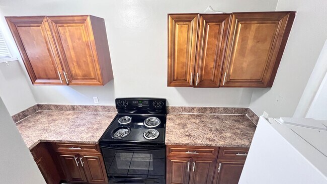 Building Photo - Lovely 2 Bedroom, 1 Bathroom Home in the G...
