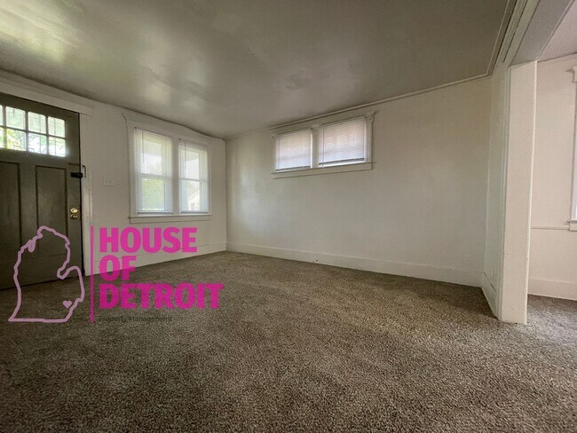 Building Photo - 3 BEDROOM 1 BATH FREE PRE-SCREEN