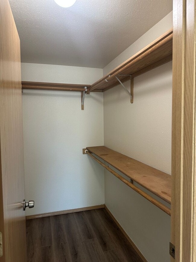 Building Photo - Freshly updated 3 bedroom 2 bathroom duple...