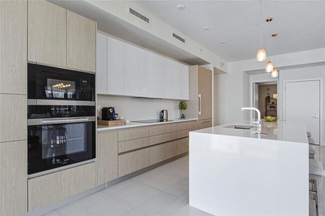 Building Photo - 3100 N Ocean Dr