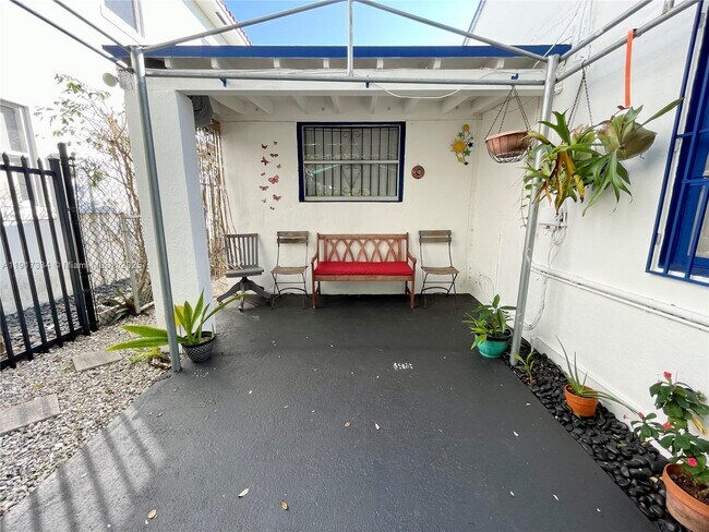 Building Photo - 3085 Elizabeth St