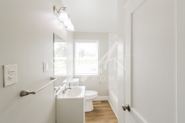 Building Photo - Charming 3 level townhome
