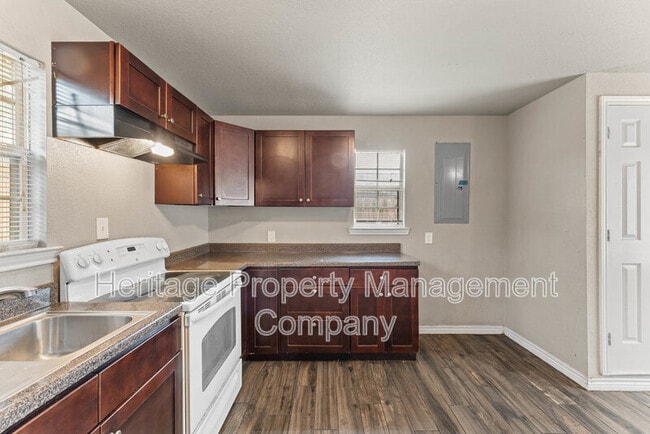 Building Photo - 315 Pool Dr