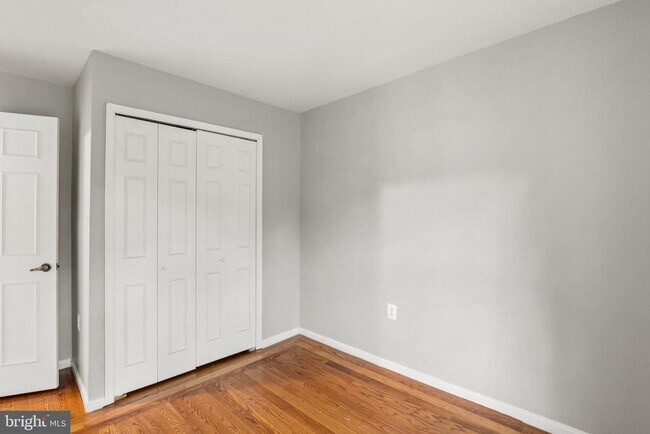 Building Photo - 5790 Burke Towne Ct