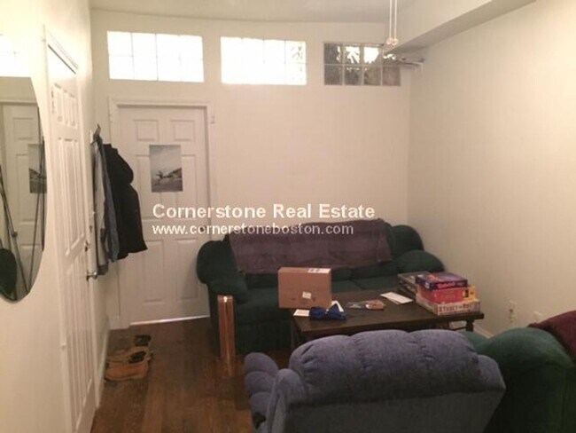 Building Photo - 9/1 No Fee! Spacious top floor true 3BR near Clev Circle!