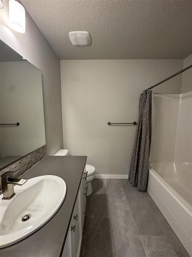 Building Photo - 6566 NE Rainsong Ln