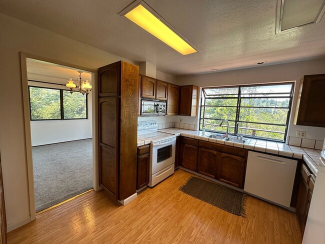 Building Photo - Expansive House in the Monclair Village, Q...