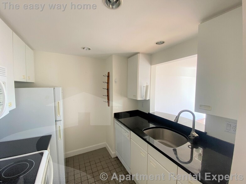 Building Photo - 931 Massachusetts Ave