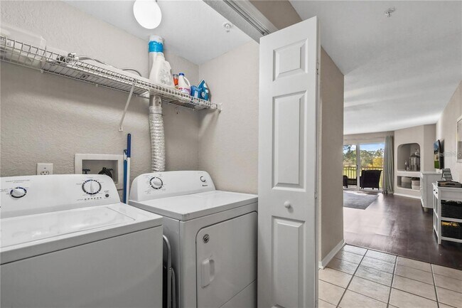 Building Photo - 13917 Fairway Island Dr