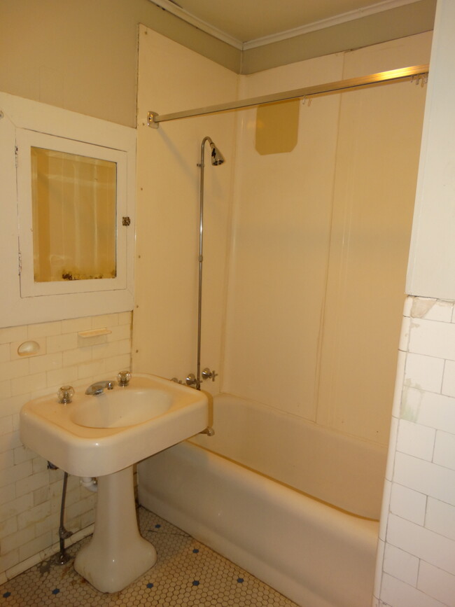 Tub Bathroom - 707 E 8th St