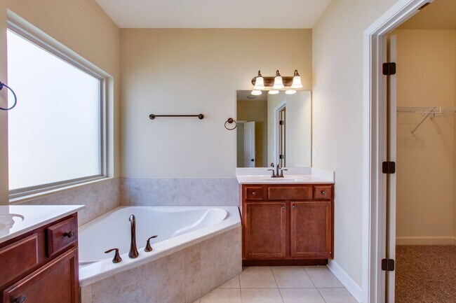Building Photo - Fantastic brick home located just minutes ...