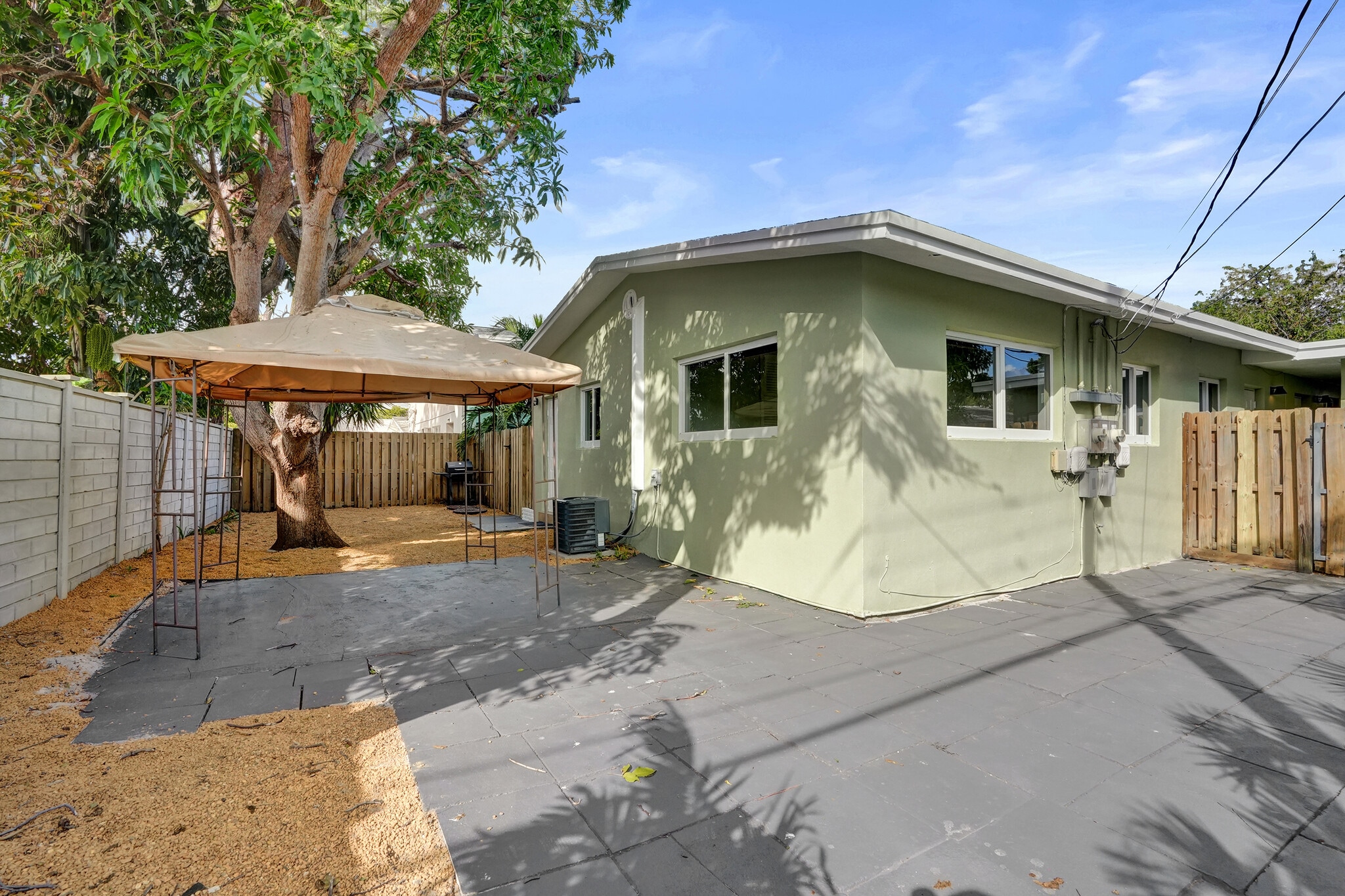 Building Photo - 3033 NE 20th Ter