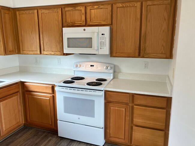 Building Photo - Three Bedroom Duplex in North Salem