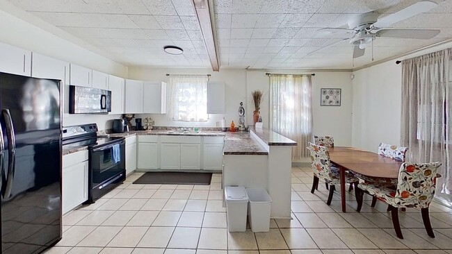 Building Photo - Renovated 3-Bedroom Home – Furnished or Un...
