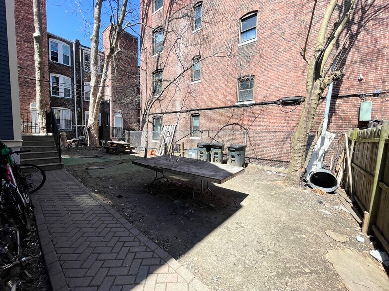 large side yard - 723 Parker St