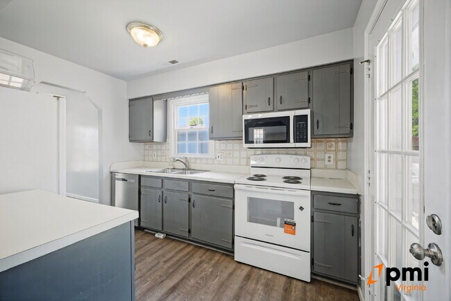 Building Photo - 3 BEDROOM 2 BATH W/GARAGE IN VIRGINIA BEACH PETS ALLOWED