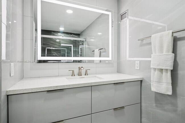 Building Photo - 3505 S Ocean Dr